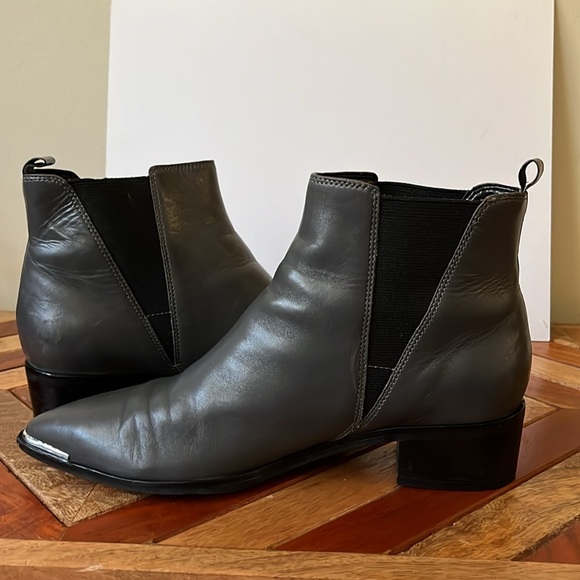 Grey booties. - Picture 5 of 8